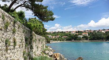 Croatia oceanside wall