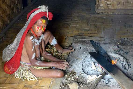 papua-new-guinea-roasting-sweet-potatos.jpg