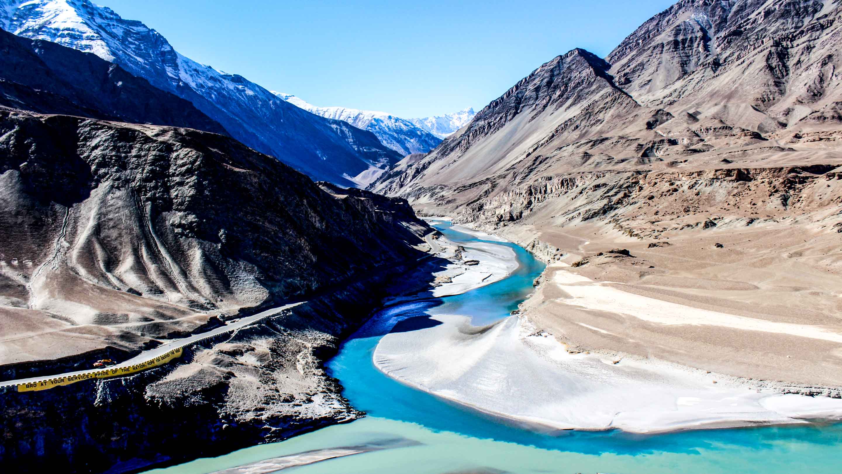 Какие реки берут начало в гималаях. Долина Занскар, Ладакх. Пакистан река инд. Долина реки инд Пакистан. Река инд в Индии.