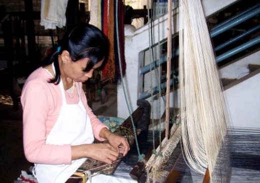 Visit a weaving center