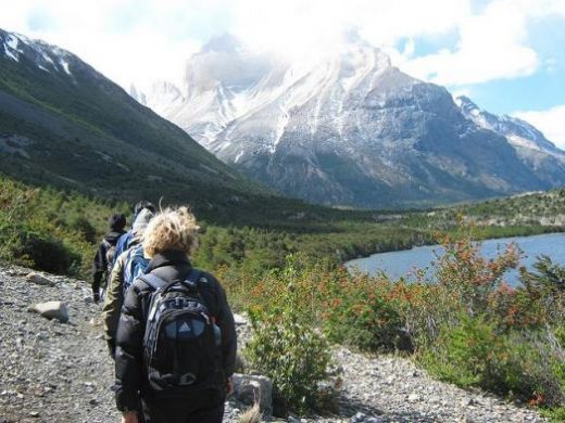 Hike along Lake Pehoe