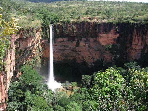 Towering Veu de Noiva waterfall