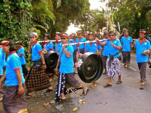 Daily occurrences of community-organized street processions to temples for festivals and personal events are common