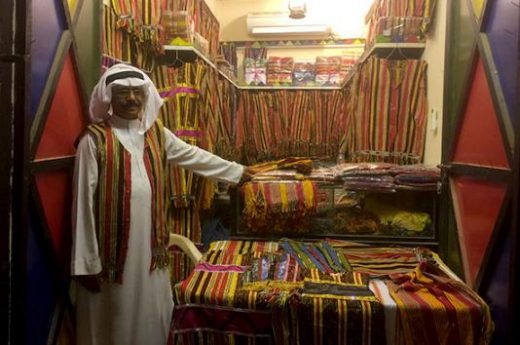 Purchase handicrafts at the market