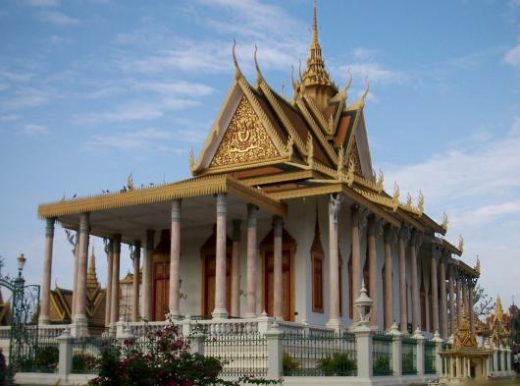 See the beautiful Golden Palace in Phnom Penh