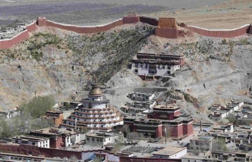 Explore the town of Gyantse