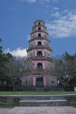 Admire Phuoc Duyen tower at Thien Mu pagoda