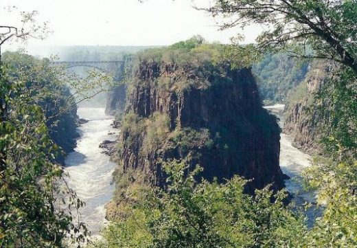 Victoria Falls -- peninsular cliffs are in Zambia