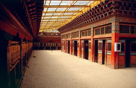 Visit amazing Ganden Sumsanling Monastery (photo by Colegota)