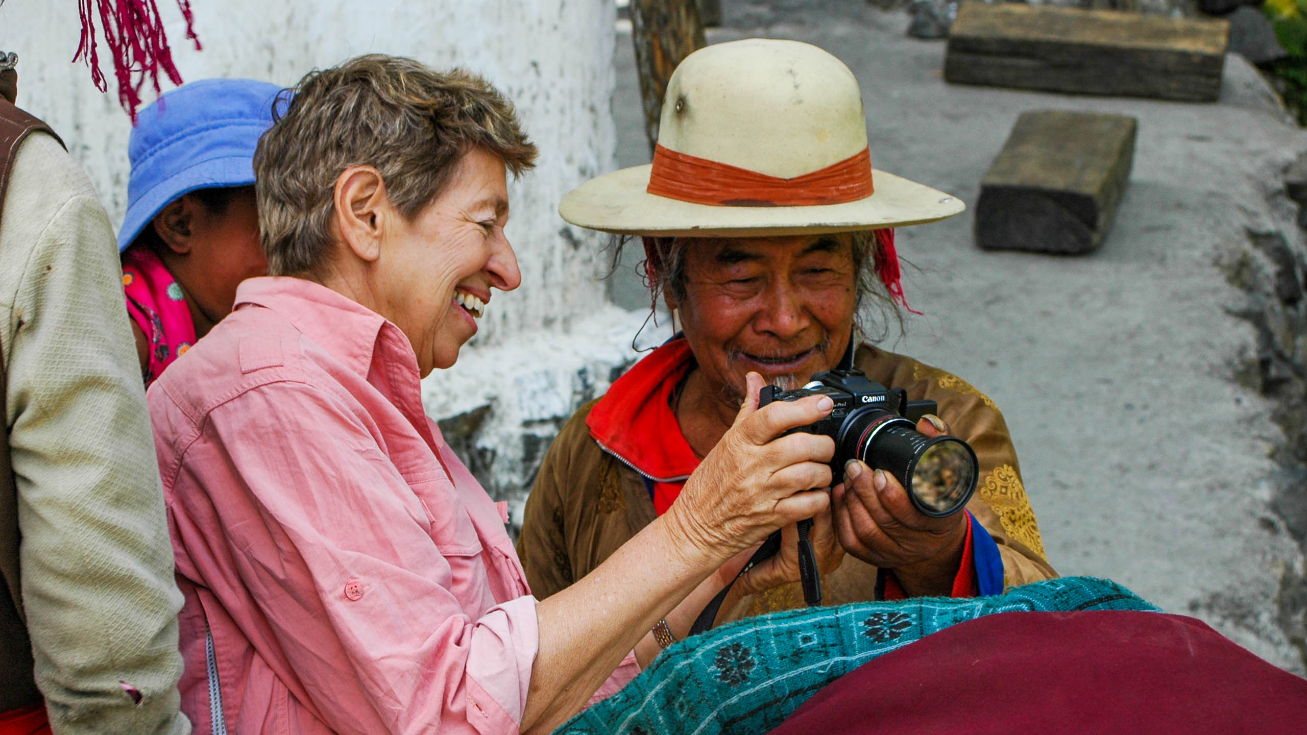 China traveler shares digital camera with local