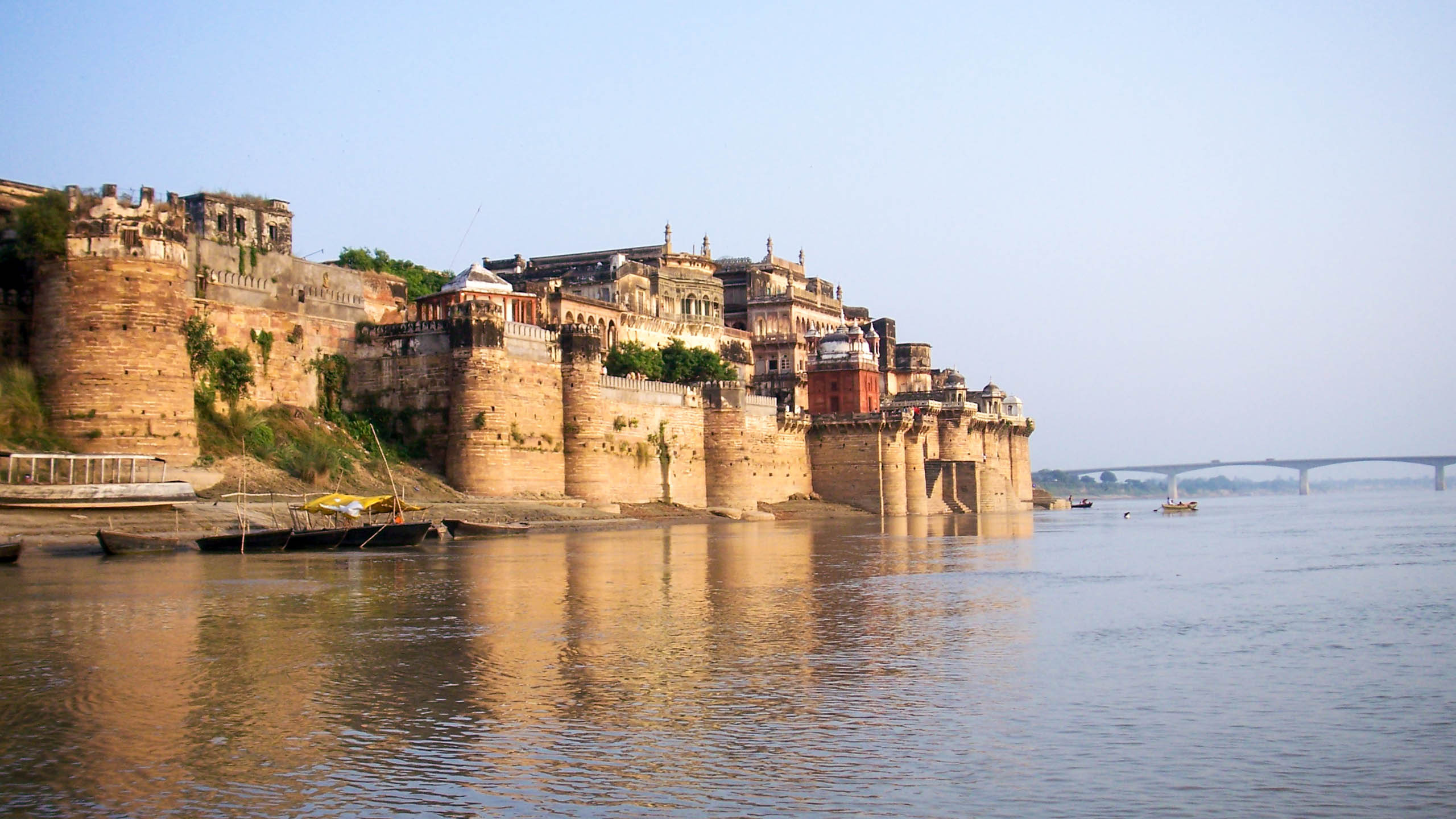 India town overlooking ocean