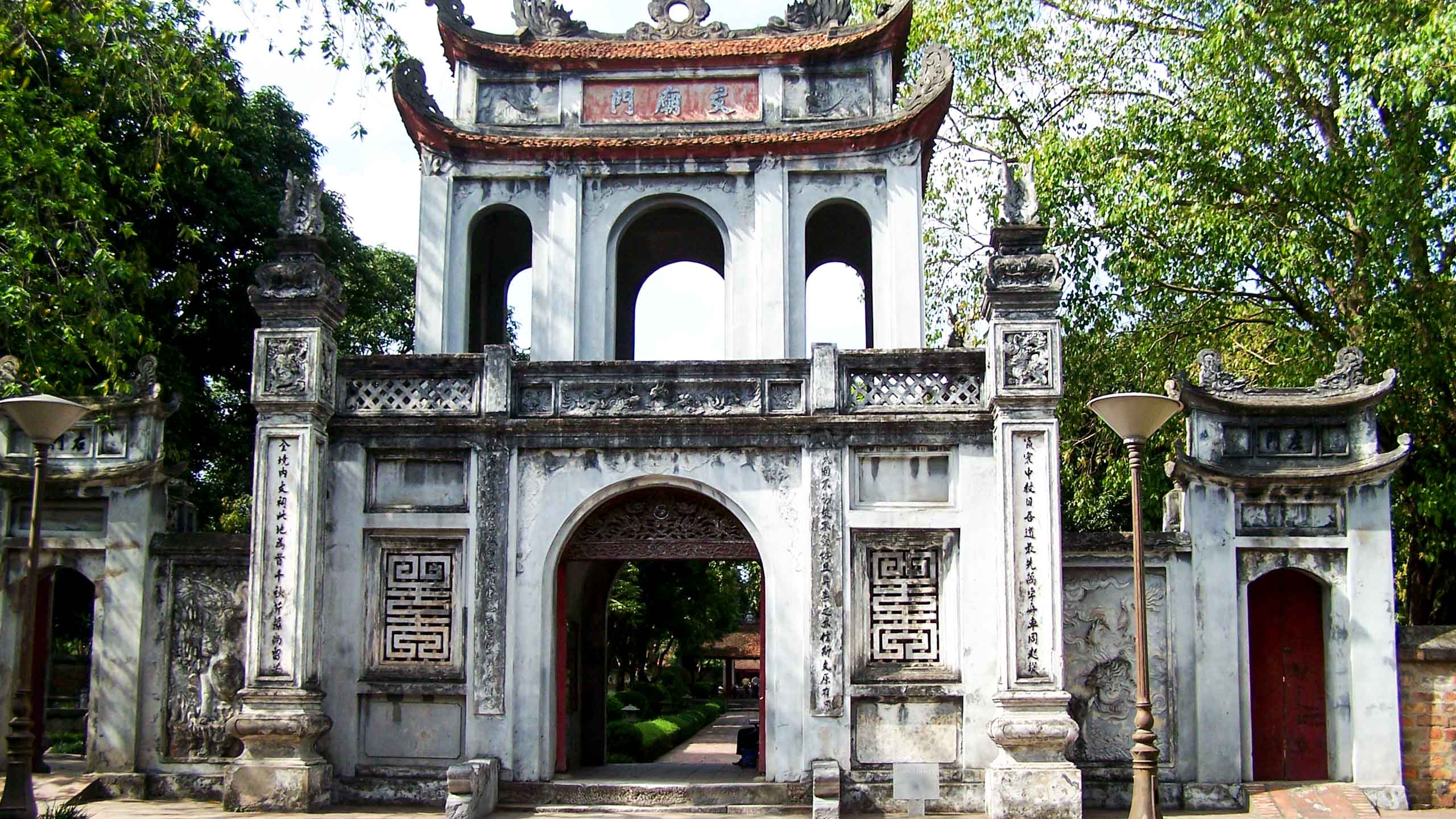 Large gate structure in Vietnam